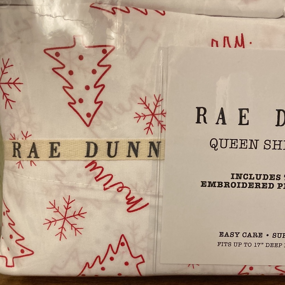 RAE DUNN "MERRY" CHRISTMAS QUEEN SHEET SET - Picture 3 of 10